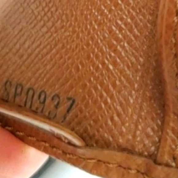 Louis Vuitton Midsize Wallet - Picture 9 of 17